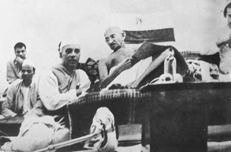 Gandhiji discussing with Pandit Jawharlal Nehru at Quit India session, Bombay.jpg